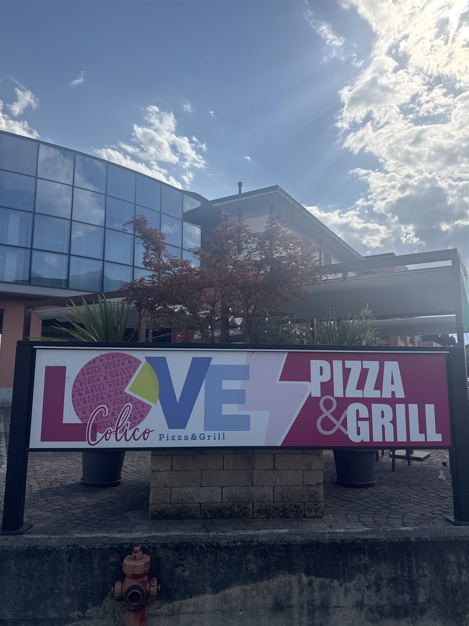 Insegna esterna LOVE Pizza & Grill