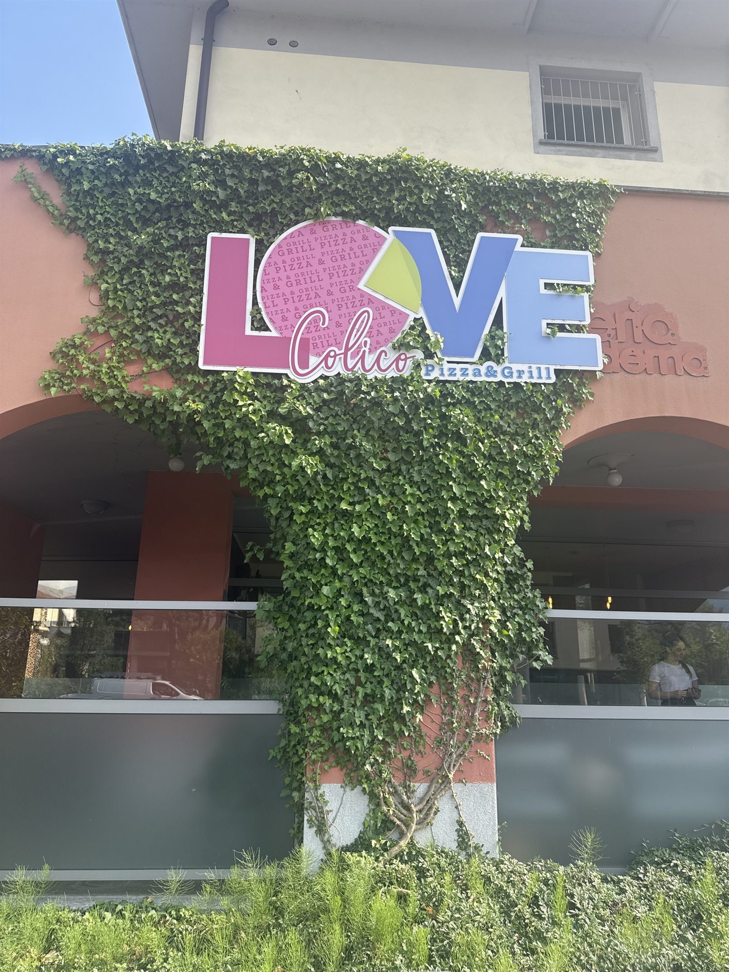 Logo LOVE sulla parete esterna